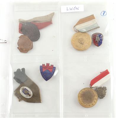 Konvolut von insgesamt 9 polnischen Medaillen, Kleinabzeichen etc. - Antique Arms, Uniforms and Militaria