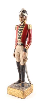 Holzstatuette eines Offiziers der 'British Light Dragoon', - Historische Waffen, Uniformen, Militaria