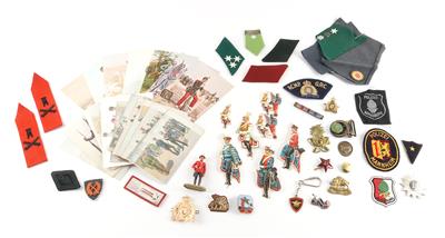 Großes Konvolut von militärischen Uniformabzeichen, Knöpfen und Metallabzeichen, - Antique Arms, Uniforms and Militaria