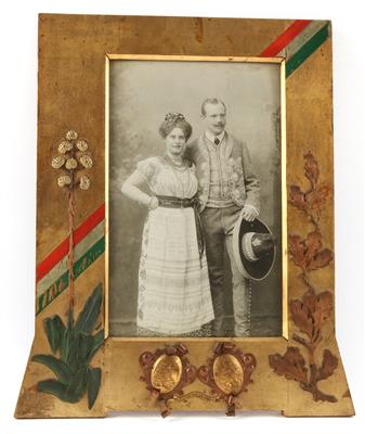 Kunstvoll gestalteter Aufstellrahmen mit der Fotographie eines Paares in mexikanischer Landestracht, - Antique Arms, Uniforms and Militaria
