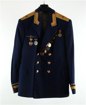 Parade-Uniform eines Generals der sowjetischen Luftwaffe um 1970, - Historische Waffen, Uniformen, Militaria