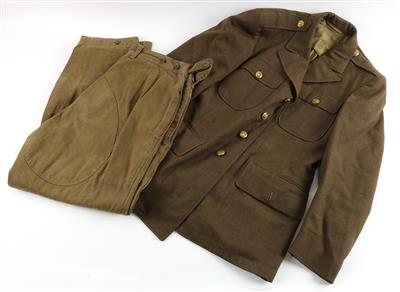Uniformkonvolut bestehend aus 2 Blusen, 2 Hosen, 2 Kopfbedeckungen: - Antique Arms, Uniforms and Militaria