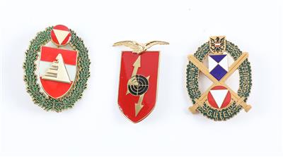 Konvolut von 3 Abzeichen des 2. österr. Bundesheeres: - Antique Arms, Uniforms and Militaria