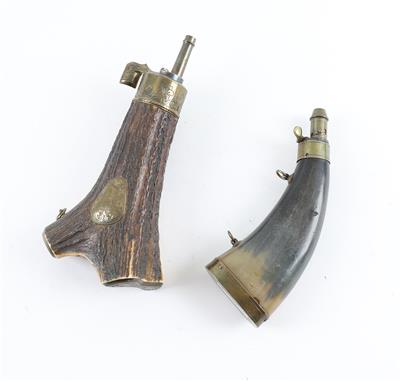 Pulverhörner, 2 Stück, - Antique Arms, Uniforms and Militaria