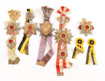 Konvolut von 4 Schützenpreisen aus geprägtem Blech auf Seidenbändern 1900-1910, - Antique Arms, Uniforms & Militaria