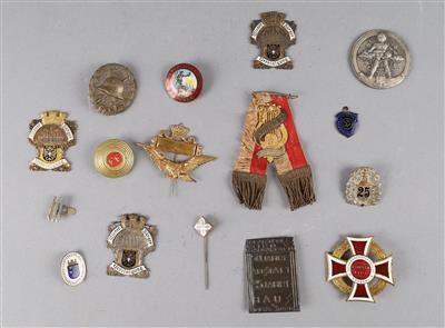 Großes Konvolut von Plaketten, Kleinabzeichen etc., - Antique Arms, Uniforms and Militaria