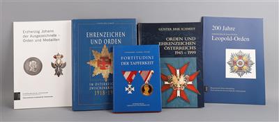 Konvolut von 5 Werken zum Thema österr. Ordenskunde: - Historische Waffen, Uniformen, Militaria