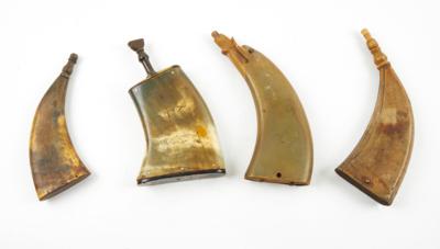 4 Pulverflaschen aus Rinderhorn, - Antique Arms, Uniforms and Militaria