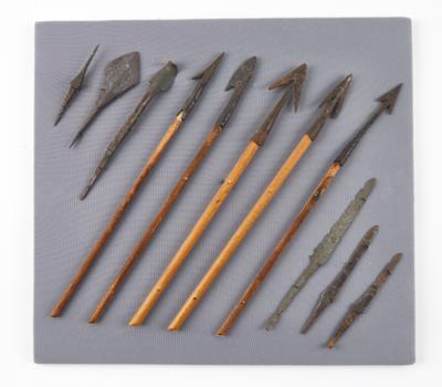 Acht Pfeilspitzen und drei Rasiermesser, - Historische Waffen, Uniformen und Militaria
