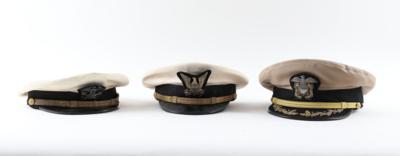 Konvolut von 3 Schirmmützen der US-Navy bzw. der US-Coast Guard: - Antique Arms, Uniforms and Militaria