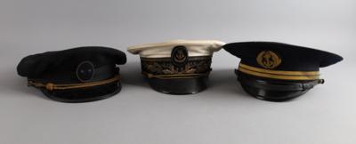 Konvolut von 3 Schirmmützen der französischen Kriegsmarine aus dem 2. Weltkrieg: - Antique Arms, Uniforms and Militaria