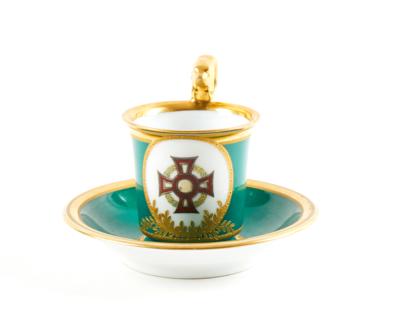 Patriotische Kaffeetasse mit Untertasse der Wiener Porzellanmanufaktur Augarten, - Historische Waffen, Uniformen & Militaria