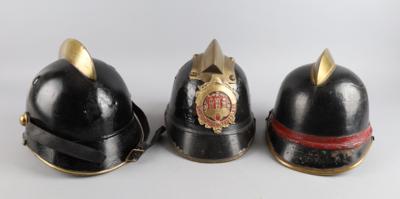 Konvolut von 3 österreichischen Feuerwehrhelmen um 1900 bis ca. 1930: - Antique Arms, Uniforms & Militaria