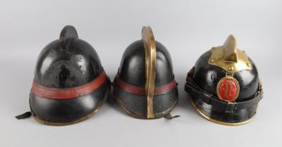 Konvolut von 3 österreichischen Feuerwehrhelmen um 1900: - Starožitné zbraně