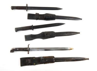 Konvolut von 3 Bajonetten: - Antique Arms, Uniforms and Militaria