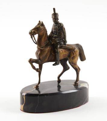 K. k. Armee: kleine bronzene Plastik eines Husarenoffiziers zu Pferd in der Adjustierung um 1900, - Starožitné zbraně