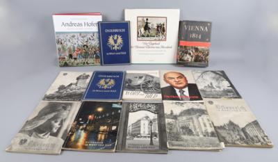 Konvolut von 3 neuzeitlichen Büchern und 11 Broschüren zur Geschichte Österreichs: - Antique Arms, Uniforms and Militaria
