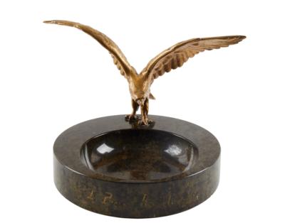 Kreisrunde Marmorschale mit aufgesetztem Adler aus Messingguss, - Armi d'epoca, uniformi e militaria