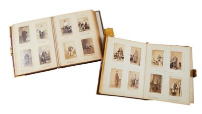 Konvolut von 2 Einsteckalben mit Lederüberzug für Kartonfotos aus adeligem Besitz, um 1850, - Starožitné zbraně