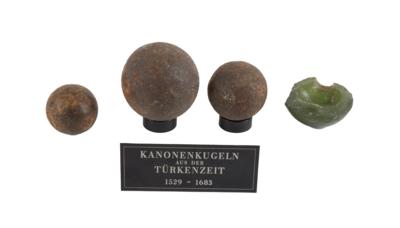 Konvolut von 3 Kanonenkugeln aus Eisen, - Armi d'epoca, uniformi e militaria