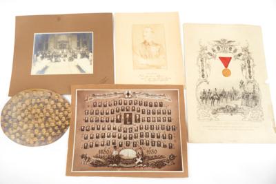Konvolut von 8 militärischen Fotografien und 2 Schmuckblättern zum Thema k. u. k. Armee u. Kaiserhaus: - Armi d'epoca, uniformi e militaria