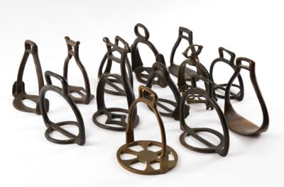 13 Stück unterschiedliche Steigbügel aus Bronze, - Starožitné zbraně