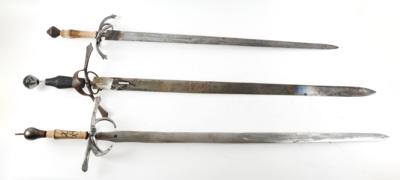 Konvolut von 3 Schwertern zu 1 1/2 Handen, - Antique Arms, Uniforms and Militaria