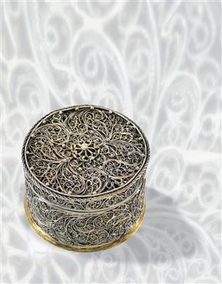 A lidded filigree box from Moscow, - Silver