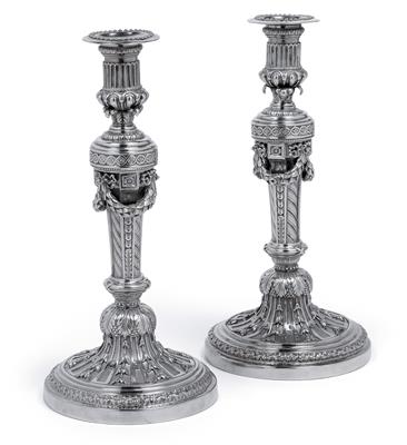 A pair of candleholders from France, - Argenti