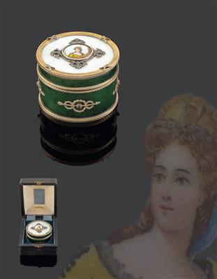 A lidded box from Russia, - Stříbro