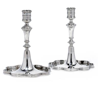 Paar Wiener josephinische Kerzenleuchter, - Silber und Russisches Silber