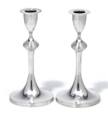Paar Wiener klassizistische Kerzenleuchter, - Silber und Russisches Silber