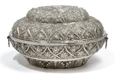 A large Oriental lidded cassette, - Stříbro