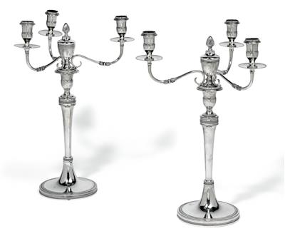 Paar dreiflammige neapolitanische Kerzenleuchter, - Silber und Russisches Silber