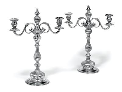 Paar Wiener Kerzenleuchter mit zweiflammigem Girandol einsatz, - Silber und Russisches Silber