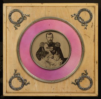 "Fabergé" – A photograph frame, - Silver and Russian Silver
