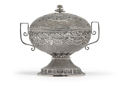 A lidded filigree box from Moscow, - Silver and Russian Silver
