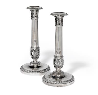Paar Pariser Kerzenleuchter, - Silber und Russisches Silber