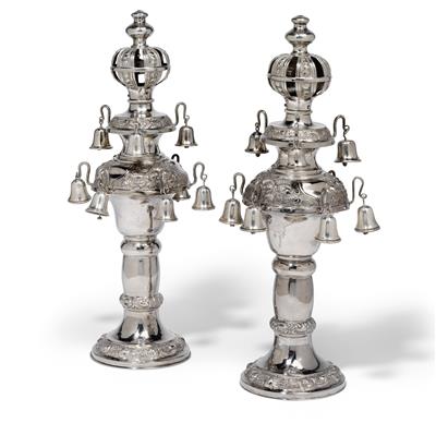 A pair of Biedermeier rimonim from Vienna, - Stříbro a Ruské stříbro