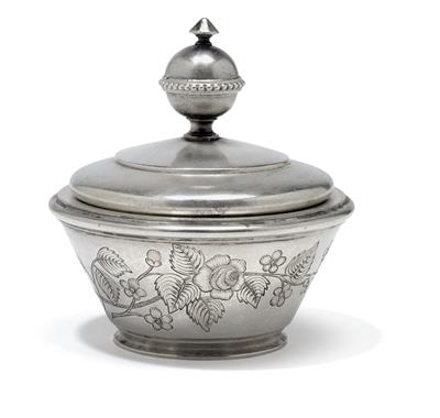 "FABERGÉ" - a lidded box, - Stříbro a Ruské stříbro