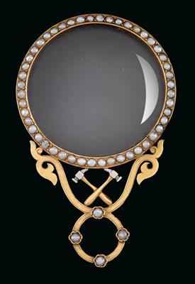 A magnifying glass, - Silver and Russian Silver