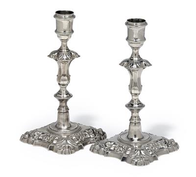 A pair of George II candleholders from London, - Argenti e Argenti russo