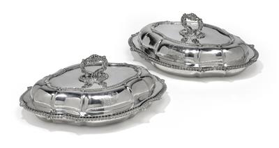 A pair of George III lidded tureens from London, - Stříbro a Ruské stříbro