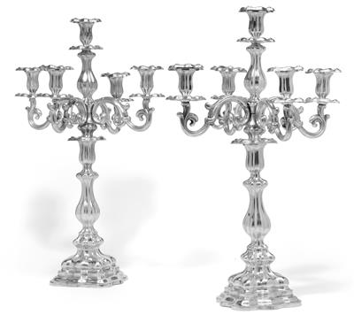 Paar deutsche Kerzenleuchter mit fünfflammigen Girandoleinsätzen, - Silber und Russisches Silber