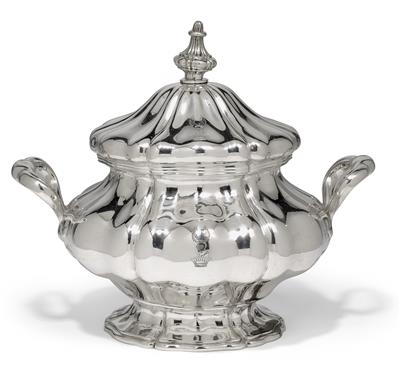 A lidded tureen from Vienna, - Stříbro a Ruské stříbro