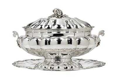 “BUCCELLATI” - a Covered Tureen with Support, - Argenti