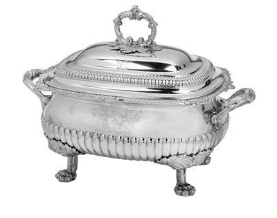 A George III Covered Tureen from London, - Argenti