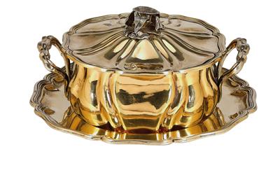 A Small Covered Tureen with Support, from Vienna, - Stříbro a Ruské stříbro