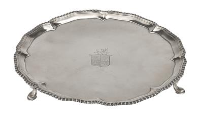 A George III Footed Platter from London, - Argenti e Argenti russo