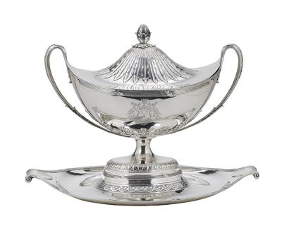 Londoner Georg III. - Deckelterrine mit Untersatz, - Silber und Russisches Silber